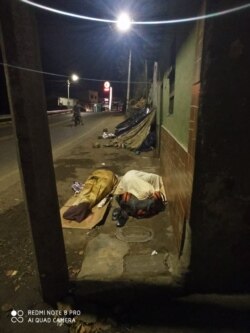 Ante la imposibilidad de pagar un hospedaje y bajo la indiferencia de las autoridades muchos migrantes duermen en las calles. Foto cortesía Red Humanitaria.