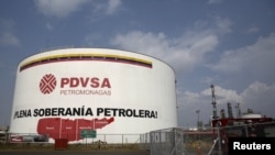 Imagen de un tanque en el complejo industrial José Antonio Anzoategui de PDVSA, en el estado de Anzoategui, el 15 de abril de 2015.