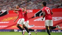 Anthony Martial, à gauche, de Manchester United, fait la fête après avoir marqué le deuxième but de son équipe contre Southampton à Old Trafford, à Manchester, en Angleterre, le lundi 13 juillet 2020. 