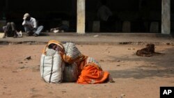 Seorang kerabat dari pasien flu babi beristirahat di komplek rumah sakit Gandhi di Hyderabad, India (foto: dok).