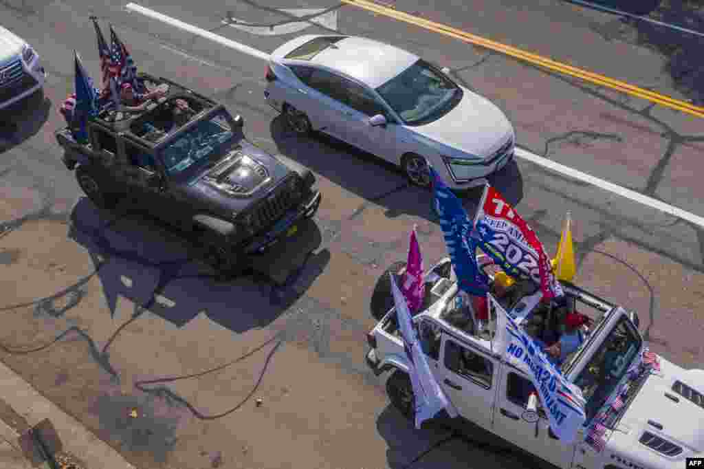 صدر ٹرمپ کے حامی گاڑیوں کے قافلے کی شکل میں مختلف علاقوں کے چکر لگاتے رہے۔ اس موقع پر وہ صدر کے حق میں نعرے بھی لگاتے رہے۔