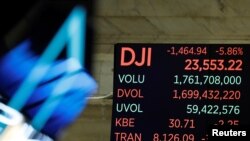 Archivo-El Promedio Industrial Dow Jones después de cerrar el 11 de marzo de 2020, cuando la econom☺a estadounidense se removió por la crisis global de coronavirus.