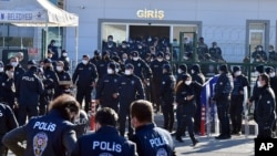 Polisi berjaga di pintu masuk gedung pengadilan saat persidangan 475 terdakwa, termasuk jenderal, dan pilot jet tempur, di Sincan, Ankara, Turki, Kamis, 26 November 2020.