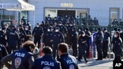 Policijsske snage čuvaju ulaz u sud tokom suđenja 475 optuženih, ključujući i neke generale i pilote borbenih aviona, u Sincanu, Ankara, 26. novembra 2020.