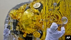 Các kỹ sư Ấn Độ chuẩn bị phi thuyền không gian phóng lên Sao Hỏa, tại trung tâm vệ tinh của Tổ chức Nghiên cứu Không gian của Ấn Độ ở Bangalore