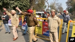 Personal de la policía redirige el tráfico cerca del aeropuerto internacional, antes de la llegada de un avión militar estadounidense que transportaba inmigrantes indios deportados, en Amritsar, India, el 5 de febrero de 2025.