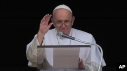 El papa Francisco durante su rezo del Angelus en la Plaza de San Pedro el 11 de septiembre de 2022. Foto AP.