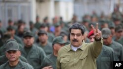 Son pocos los generales que han aceptado los beneficios jurídicos ofrecidos por el presidente encargado Juan Guaidó para aquellos militares que decidan desertar. Los militares de alto rango son considerados clave para mantener en el poder a Nicolás Maduro.