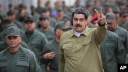 Nga hậu thuẫn Tổng thống Nicolas Maduro (phải) trong khi Mỹ ủng hộ lãnh đạo đối lập Juan Guaido.