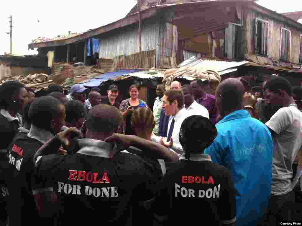 CDC Director Dr. Tom Frieden talks with Ebola survivors in Magazine Wharf, Sierra Leone. (Courtesy - U.S. Centers for Disease Control)