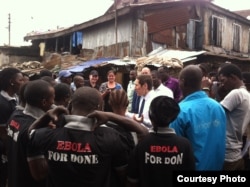 FILE - CDC Director Dr. Tom Frieden talks with Ebola survivors in Magazine Wharf, Sierra Leone. (Courtesy - U.S. Centers for Disease Control)