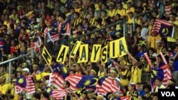 Suporter tim sepakbola Malaysia saat partai final pertama turnamen AFF Suzuki Cup di Stadion Bukit Jalil, Malaysia.