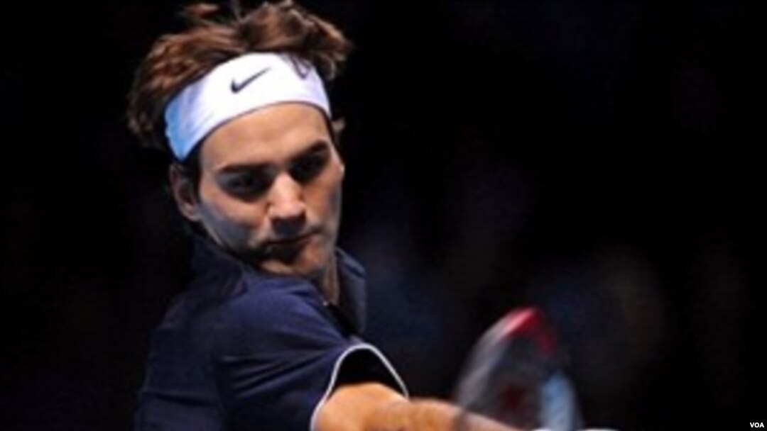 Roger Federer beraksi dalam Barclays ATP World Tour Tennis Finals di London, 26 November 2009.