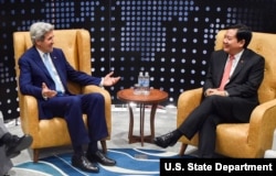 2016年5月24日美国国务卿约翰·克里和胡志明市委书记丁罗升在胡志明市见面
