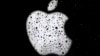 ARSIP – Logo Apple tampak di balik jendela yang diselimuti butir-butir air hujan di luar Apple Store di distrik perbelanjaan Country Club Plaza di Kansas City, 26 Desember 2018 (foto: AP Photo/Charlie Riedel, Arsip)