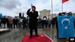 居住在土耳其的维吾尔人在伊斯坦布尔集会抗议中国外长王毅访问土耳其。（2021年3月25日）