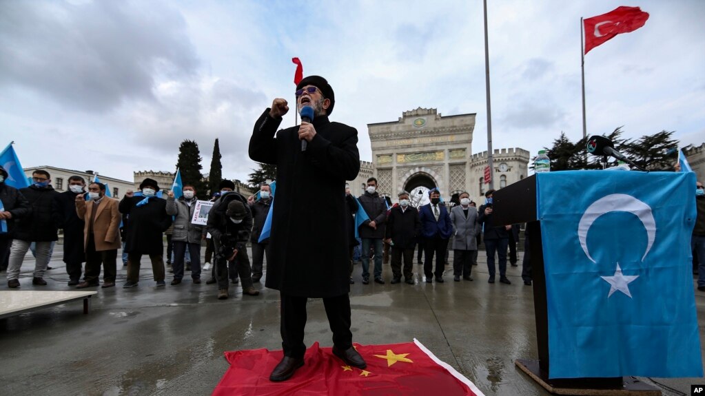 居住在土耳其的维吾尔人在伊斯坦布尔集会抗议中国外长王毅访问土耳其。（2021年3月25日）(photo:VOA)
