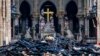 Warga Paris dan Wisatawan Berbondong-bondong ke Notre Dame