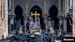 Vue intérieure de Notre Dame de Paris, à la suite de l’incendie qui a dévasté la cathédrale de Paris, le 16 avril 2019.