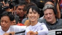Прихильники Аунг Сан Су Чжі вітають її з перемогою на виборах.
