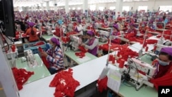 Para pekerja di sebuah pabrik garmen di Phnom Penh, Kamboja (foto: ilustrasi). 