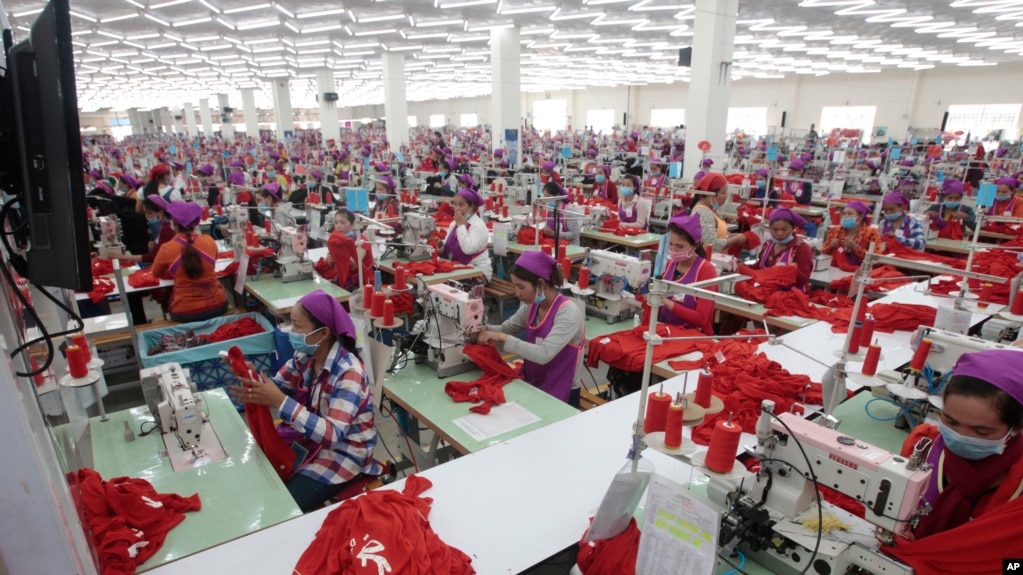 រូបឯកសារ៖ កម្មករ​រោងចក្រ​ដេរ​សម្លៀកបំពាក់​នៅ​ក្នុង​រោងចក្រ​មួយ​នៅ​ជាយក្រុង​ភ្នំពេញ ថ្ងៃ​ទី​៣០ ខែសីហា ឆ្នាំ២០១៧។ (AP Photo/Heng Sinith)