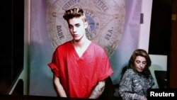 Justin Bieber aparece en conferencia de video en la corte, luego de ser arrestado en Miami.