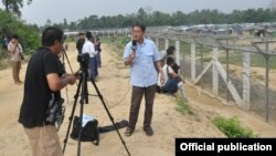 ဗွီအိုအေသတင်းထောက် ကိုမိုးဇော် မြန်မာ-ဘင်္ဂလားဒေ့ရှ်နယ်စပ်ကနေ သတင်းပေးပို့နေစဉ် (ဧပြီလ ၂၅၊ ၂၀၁၈) ဓါတ်ပုံ- MOI
