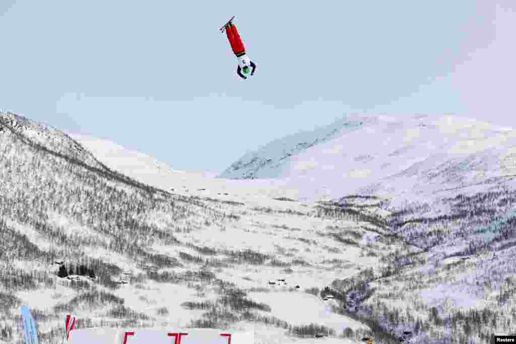 在挪威沃斯举行的世界雪联（FIS）自由式滑雪世界锦标赛男子空中技巧赛上，中国运动员齐广璞纵身一跃。