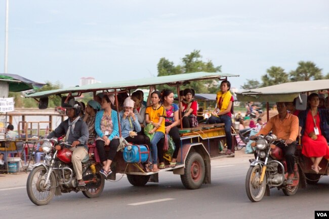 ក្រុមកម្មកររោងចក្រ ធ្វើដំណើរទៅផ្ទះ ក្រោយចេញពីធ្វើការ នៅពេលល្ងាចមួយ ឯជាយរាជធានីភ្នំពេញ នៅថ្ងៃទី២៥ ខែឧសភា ឆ្នាំ២០១៧។ (ខាន់ សុគុំមនោ/VOA)
