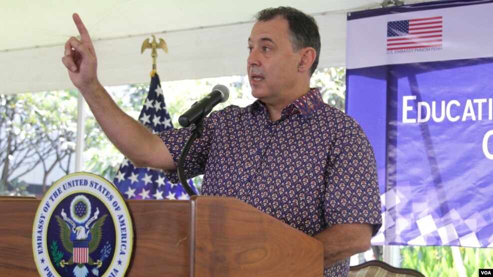 William Heidt, ambassador of the United States to Cambodia, highlights the importance of education at the Education Fair in the US Embassy in Cambodia, Sunday, October 30, 2016. (Kann Vicheika/VOA Khmer)