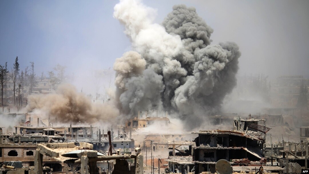 Asap mengepul pasca serangan udara pasukan Suriah atas Daraa (foto: dok).
