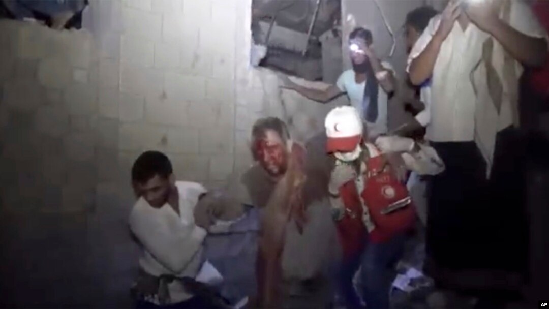 Na fotografiji Medijske kancelarije Ansar Alah Ansar Allah spasioci izvode ranjene posle saudijskog vazdušnog udara na lokaciju u luci Hodeida u Jemenu, 21. januara 2022. 
