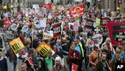 Para demonstran memprotes pemerintahan Partai Konservatif di dan kebijakan penghematannya di London, Inggris (20/6). (AP/Tim Ireland)