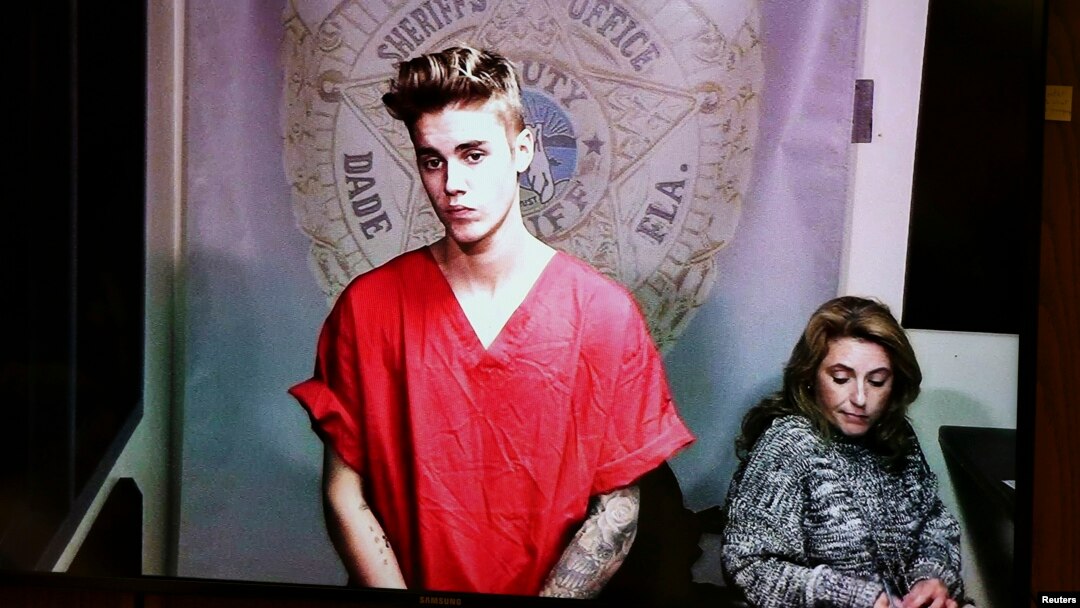 Justin Bieber aparece en conferencia de video en la corte, luego de ser arrestado en Miami.