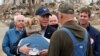 Presiden AS Joe Biden memeluk seorang warga yang terdampak tornado di Dawson Springs, Kentucky, dalam kunjungannya pada 15 Desember 2021. (Foto: Reuters/Evelyn Hockstein)