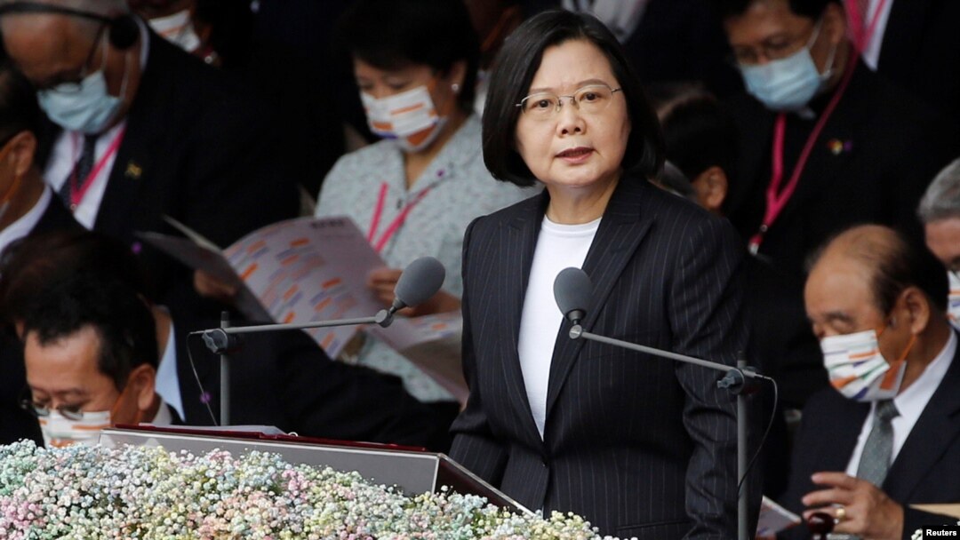 Presiden Taiwan Tsai Ing-wen berpidato pada perayaan Hari Nasional di depan Gedung Kepresidenan di Taipei, Taiwan, 10 Oktober 2020. (Foto: REUTERS/Ann Wang)