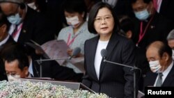 Presiden Taiwan Tsai Ing-wen berpidato pada perayaan Hari Nasional di depan Gedung Kepresidenan di Taipei, Taiwan, 10 Oktober 2020. (Foto: REUTERS/Ann Wang)