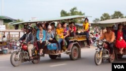 ក្រុមកម្មករ​​រោងចក្រ​ ធ្វើដំណើរ​ទៅផ្ទះ​ ក្រោយ​ចេញ​ពី​ធ្វើការ​ នៅ​ពេល​ល្ងាចមួយ​​ ឯ​ជាយ​រាជធានី​ភ្នំពេញ​ នៅថ្ងៃទី២៥​ ខែ​ឧសភា​ ឆ្នាំ​២០១៧។ (ខាន់ សុគុំមនោ/VOA) 