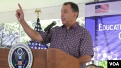 William Heidt, ambassador of the United States to Cambodia, highlights the importance of education at the Education Fair in the US Embassy in Cambodia, Sunday, October 30, 2016. (Kann Vicheika/VOA Khmer)