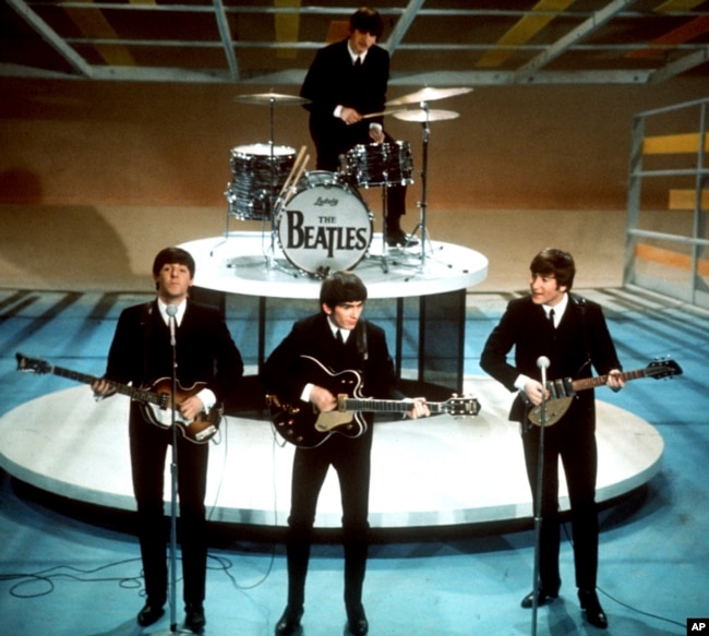 The Beatles saat tampil di"Ed Sullivan Show" di New York, 9 Februari 1964. (Foto: AP Photo)