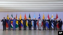 Líderes de Sudamérica posan para la foto en la Cumbre Sudamericana en Brasilia, Brasil, el 30 de mayo de 2023. 