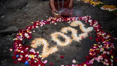 Shamanes peruanos celebran un ritual de predicciones para 2022 en la loma de San Cristóbal de Lima el 29 de diciembre de 2021.