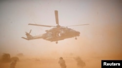 Un hélicoptère militaire NH 90 Caiman décolle lors de l'Opération Barkhane anti-insurrectionnelle régionale à Inaloglog, au Mali, le 17 octobre 2017. 