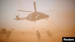 Un hélicoptère militaire NH 90 Caiman de l'opération Barkhane décolle à Inaloglog, au Mali, le 17 octobre 2017. 