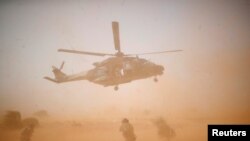 Un hélicoptère militaire NH 90 Caiman décolle lors de l'Opération Barkhane à Inaloglog, au Mali, le 17 octobre 2017. 