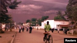 Le 20 septembre 2002, des nuages s'amoncellent au-dessus de Kisangani, sur les rives du puissant fleuve Congo.