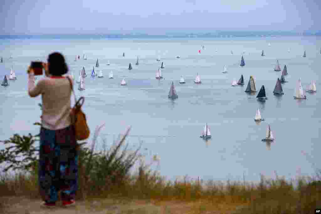 در حاشیه دریاچه ای در مجارستان، دهها قایق بادی به رقابت پرداخته اند. این مسابقه ۱۵۵ کیلومتر و دو روز طول می کشد.&nbsp;