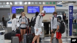 Putnici sa maskama na Međunarodnom aerodromu O'Her u Čikagu. 20. novembra 2020. 