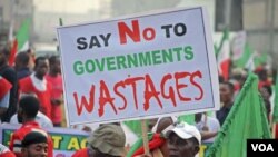 Warga Nigeria berunjuk rasa menentang pencabutan subsidi BBM di Lagos, Nigeria (9/1).